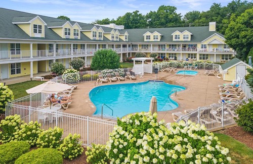 Kelleys Island Hotel | Relaxing 3 Bed 1 Bath Loft Suite Located Seconds From the Beach 225