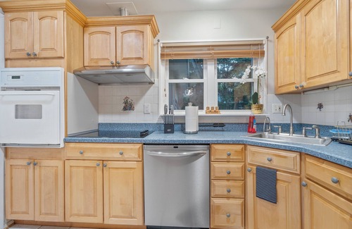North Springfield House | Relaxing 3-bedroom Home on 1 level w/Sauna & Firepit, 20 Mins to D.C.