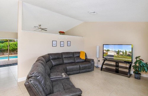 Sunrise House | Relaxing 4 Bedroom Home With Pool