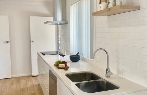Nelson Bay House | Relaxing 5BR Beach House Retreat, 2mins From Beach