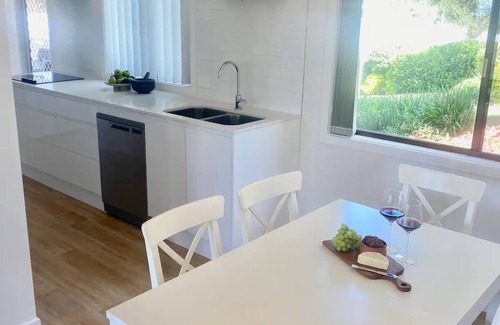 Nelson Bay House | Relaxing 5BR Beach House Retreat, 2mins From Beach