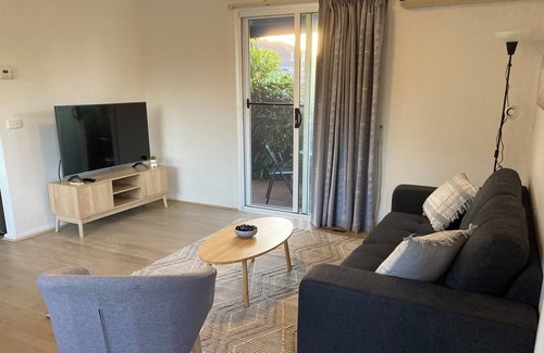 Bentleigh East House | Relaxing and Cozy Guest House in Bentleigh East