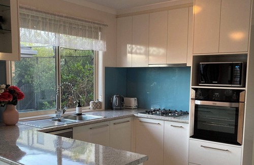 Bentleigh East House | Relaxing and Cozy Guest House in Bentleigh East
