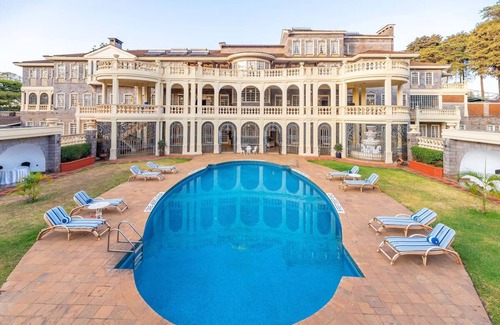Limuru House | Relaxing and Elegant Getaway in Grand Kenyan Presidential Suite | Free Parking