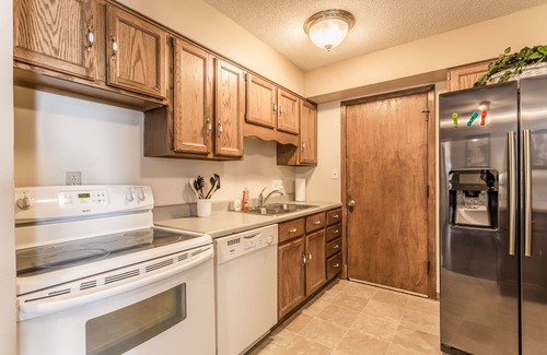 Overland Park House | Relaxing and spacious single family in heart of Overland Park