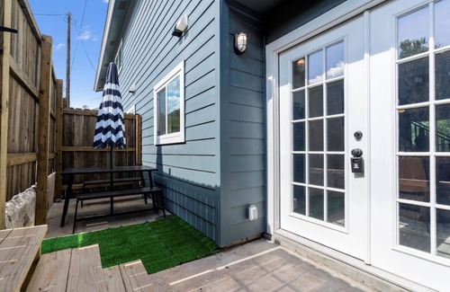 Coronado Hills House | Relaxing Austin Retreat with Balcony, Great Beds & Easy Event Access!