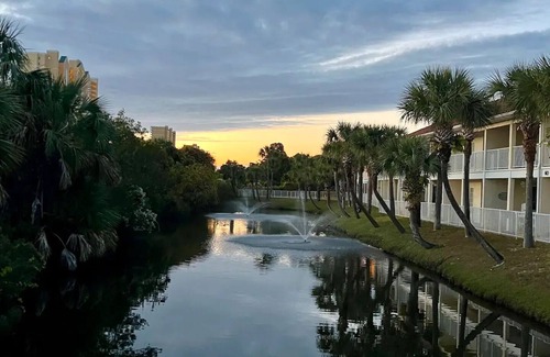 Summer Breeze Condo | Relaxing Beach Oasis-One minute walk to beach!