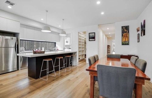 Bentleigh House | Relaxing Bentleigh Executive Family Getaway