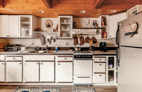 Sugarloaf Cabin | Relaxing Big Bear A-Frame Cabin with Hot Tub, Fire Pit & King Bed