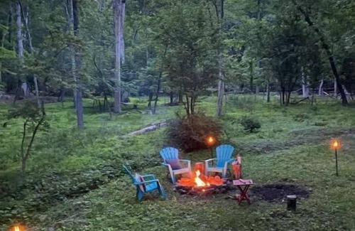 Berkeley Springs Cabin | Relaxing cabin in WV Mountain with a rustic charm and outdoor firepit
