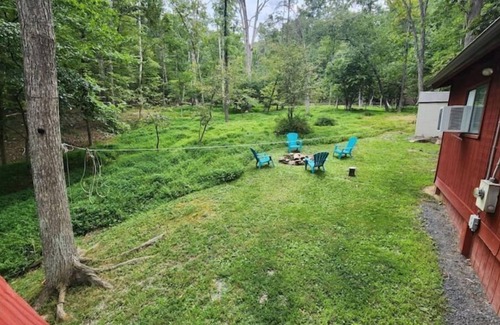 Berkeley Springs Cabin | Relaxing cabin in WV Mountain with a rustic charm and outdoor firepit