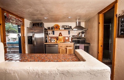Broadmoor House | Relaxing Casita With Hot Tub Near The Broadmoor