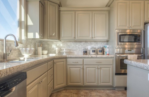 Washington House | Relaxing, Coral Ridge R&R! Pools Across the Street. Overlooking the Fish Pond