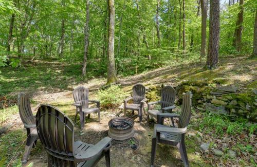 Deerfoot Park Estates House | Relaxing Cosby Cabin with Fire Pit and Covered Porch!