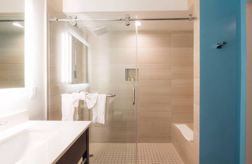 Harbor Hotel | Relaxing Couple Retreat Close to The Queen Mary | Hotel w/Heated Pool