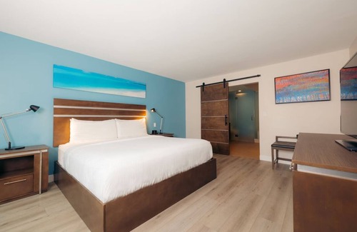 Harbor Hotel | Relaxing Couple Retreat Close to The Queen Mary | Hotel w/Heated Pool