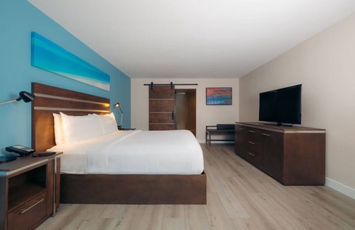 Harbor Hotel | Relaxing Couple Retreat Close to The Queen Mary | Hotel w/Heated Pool