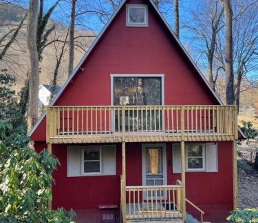 Canton House | Relaxing Creek Cabin