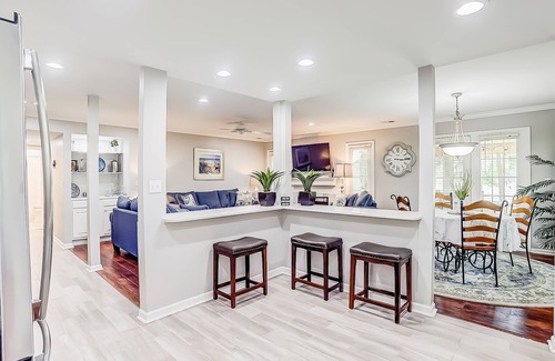 Shipyard Plantation Condo | Relaxing Evian Condo | Enjoy pool, golf, & tennis | Quick walk to the beach