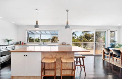 Macmasters Beach House | Relaxing family home walk to beach