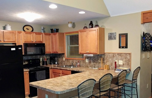 Albrightsville Ski Chalet | Relaxing & Fun-Pet Friendly -game area-2 decks-BBQ. Walk to lake, beach & pool!