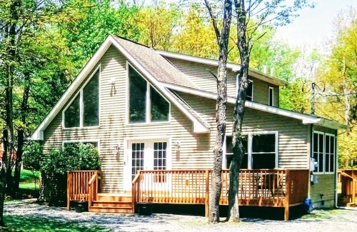 Albrightsville Ski Chalet | Relaxing & Fun-Pet Friendly -game area-2 decks-BBQ. Walk to lake, beach & pool!