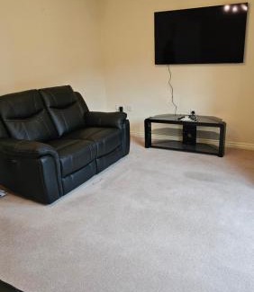 Rugby Apartment | Relaxing Getaway Entire 3 -Bedroom House