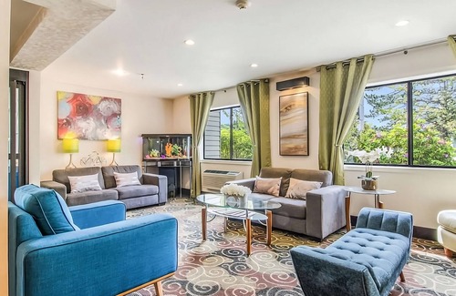 Poulsbo Resort | Relaxing Getaway in GuestHouse Poulsbo with FREE Parking & Bfast, Pets Allowed!