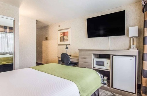 Poulsbo Resort | Relaxing Getaway in GuestHouse Poulsbo with FREE Parking & Bfast, Pets Allowed!