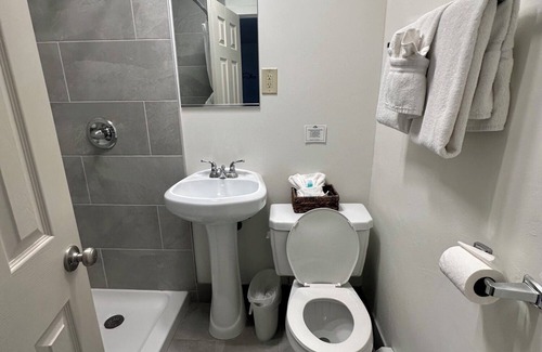 Oak Creek Hotel | Relaxing Getaway in our Deluxe Room at Lodges of Oak Creek!
