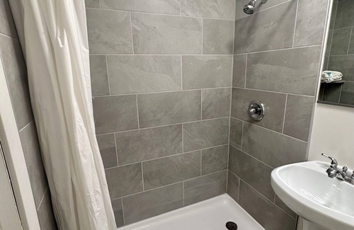 Oak Creek Hotel | Relaxing Getaway in our Deluxe Room at Lodges of Oak Creek!