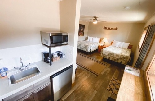 Oak Creek Hotel | Relaxing Getaway in our Homespun Double Kitchenette at Lodges of Oak Creek!