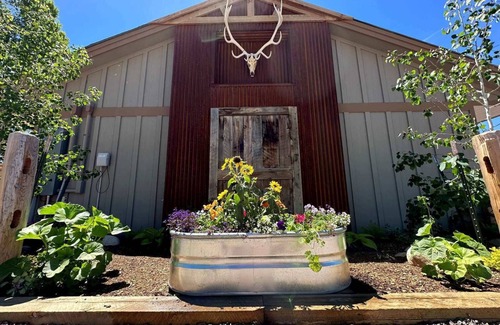 Oak Creek Hotel | Relaxing Getaway in our Homespun Double Kitchenette at Lodges of Oak Creek!