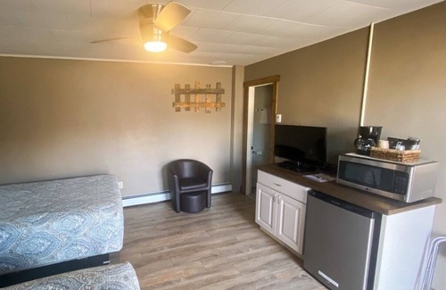 Oak Creek Hotel | Relaxing Getaway in our Woodsy Room at Lodges of Oak Creek!