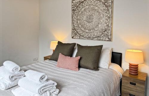 Woodingdean House | Relaxing Getaway With Hot Tub Sauna Sleeps 6