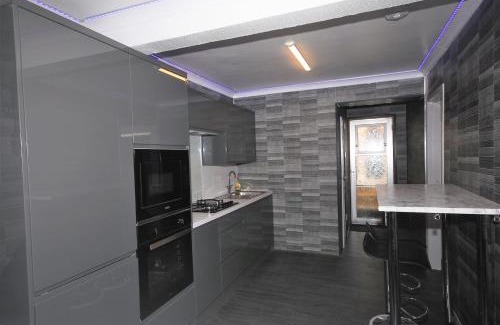 Woodingdean House | Relaxing Getaway With Hot Tub Sauna Sleeps 6