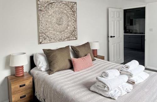 Woodingdean House | Relaxing Getaway With Hot Tub Sauna Sleeps 6