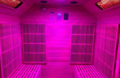 Woodingdean House | Relaxing Getaway With Hot Tub Sauna Sleeps 6