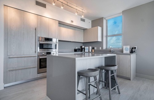 Hollywood South Central Beach Condo | Relaxing Getaway with Intracoastal Views
