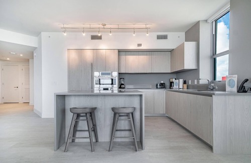Hollywood South Central Beach Condo | Relaxing Getaway with Intracoastal Views
