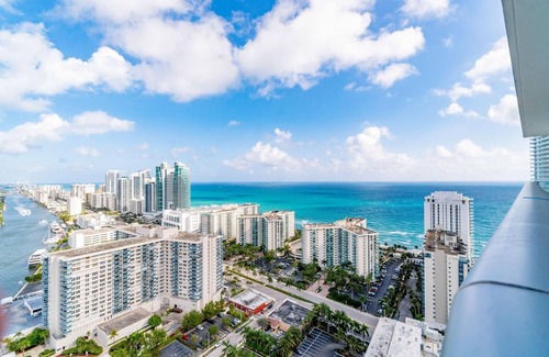Hollywood South Central Beach Condo | Relaxing Getaway with Intracoastal Views
