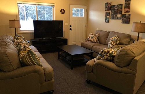 Lazy Acres House | Relaxing Hot Tub, Scenic Views, Mins to Yellowstone - Lone Pine Lodge