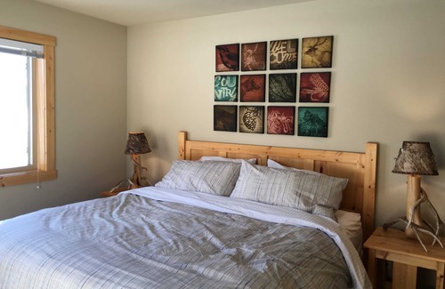 Lazy Acres House | Relaxing Hot Tub, Scenic Views, Mins to Yellowstone - Lone Pine Lodge