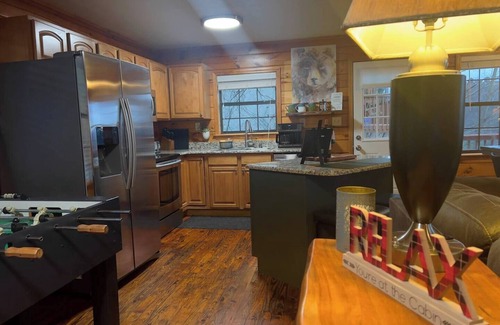 Sevierville Cabin | Relaxing Hot tub! Views! 3 min to Dollywood! by Escapada Club