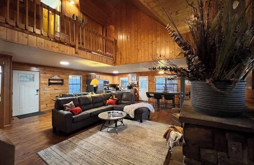 Sevierville Cabin | Relaxing Hot tub! Views! 3 min to Dollywood! by Escapada Club