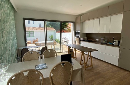 La Rochelle House | Relaxing House, Bright