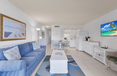 Marco Island House | Relaxing inland condo with pool and steps to beach