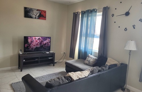 Eden Gardens Apartment | Relaxing Kingston Apartment in close proximity to entertainment