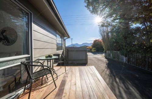 Te Anau House | Relaxing Kiwi Bach - Te Anau Holiday Home
