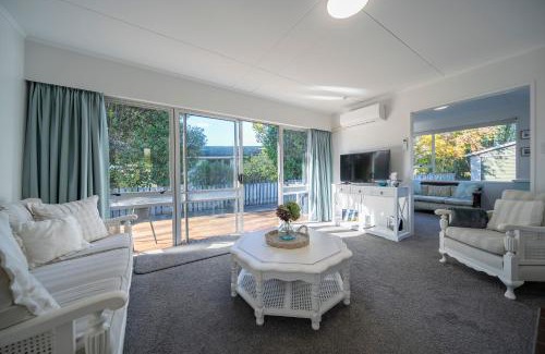 Te Anau House | Relaxing Kiwi Bach - Te Anau Holiday Home